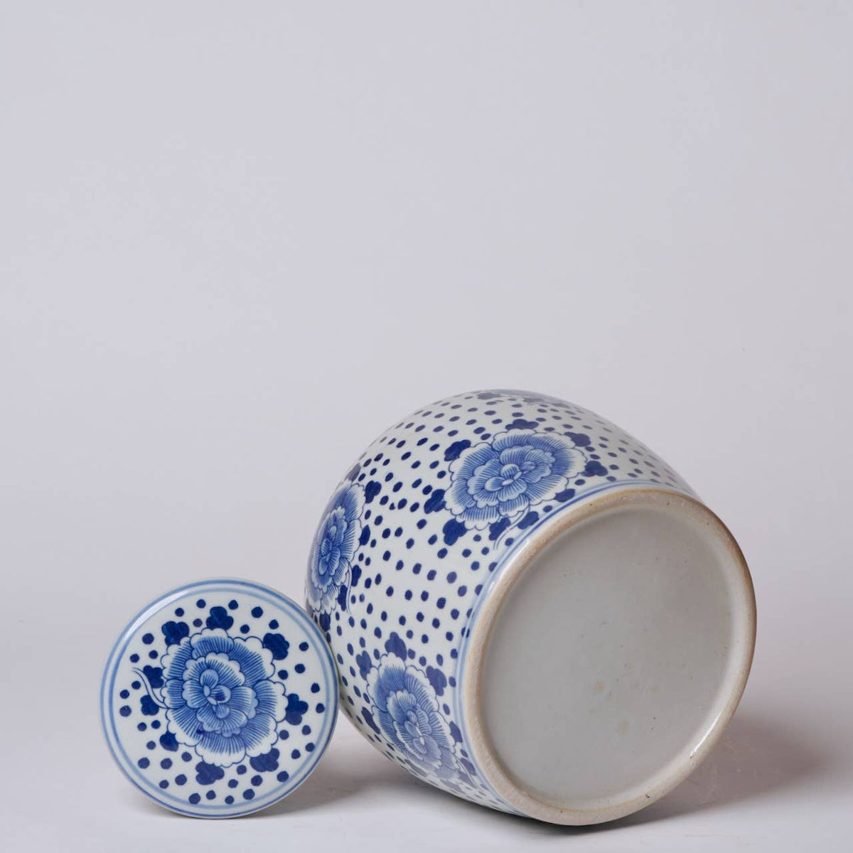 Blue and White Porcelain Spotted Peony Round Jar