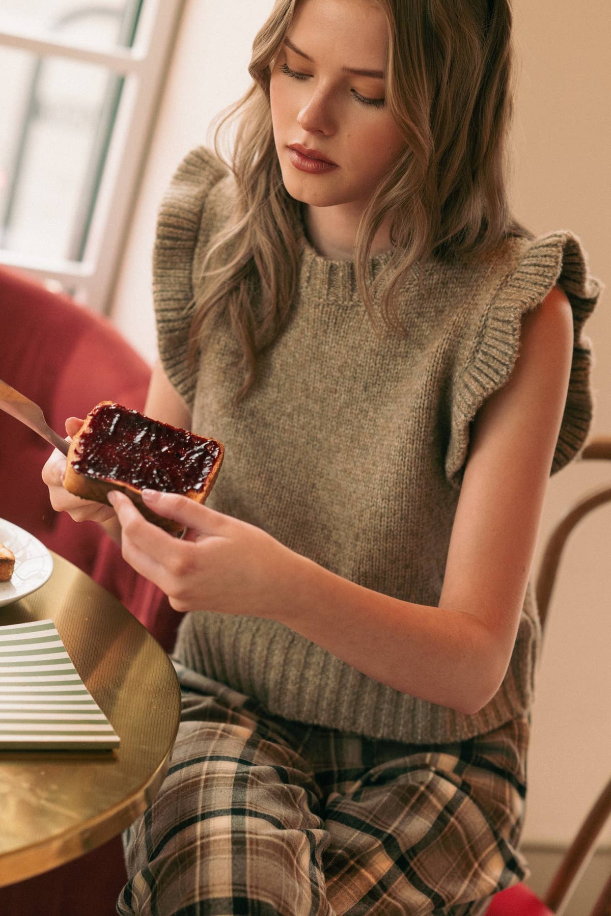 RUFFLE SLEEVE SWEATER TOP: MOCHA