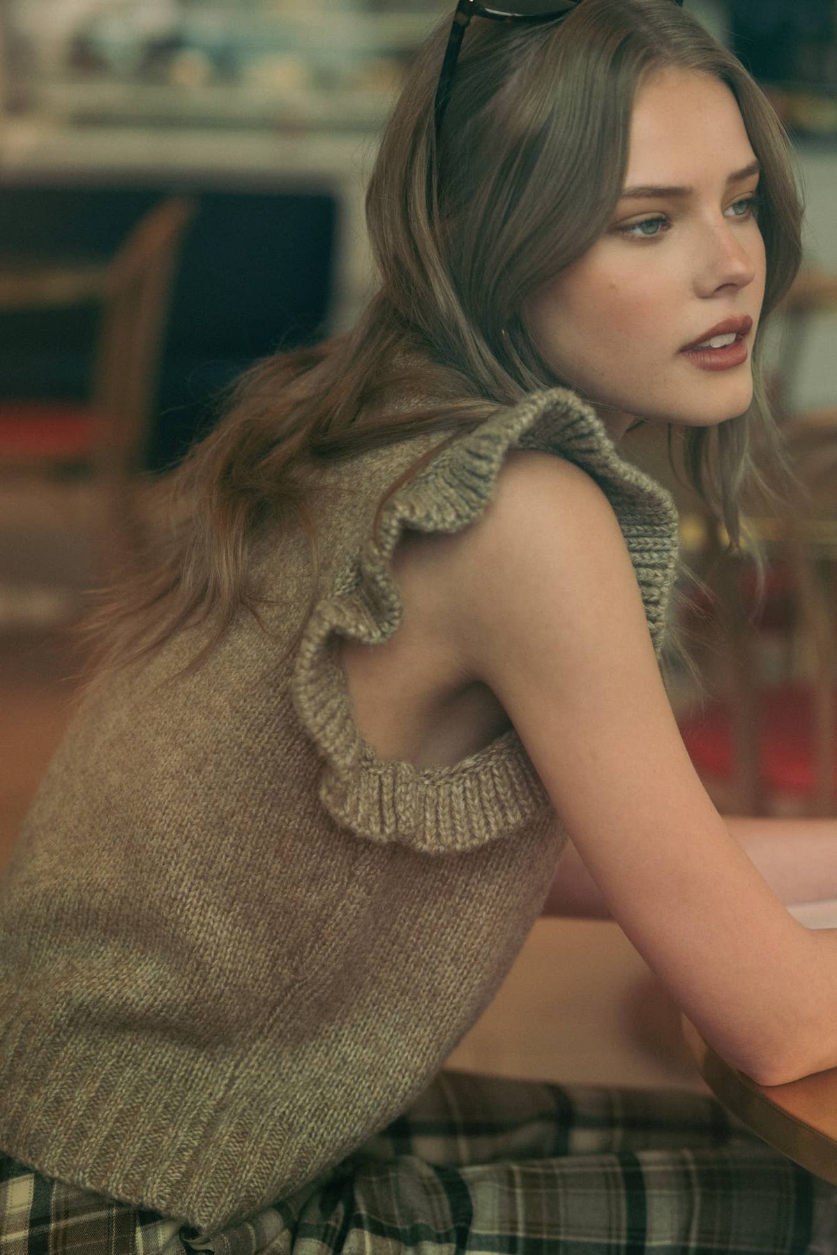 RUFFLE SLEEVE SWEATER TOP: MOCHA