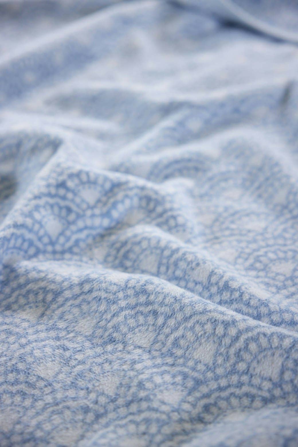 CHAPPY WRAP Seaside Scallops Fog Blanket: Original