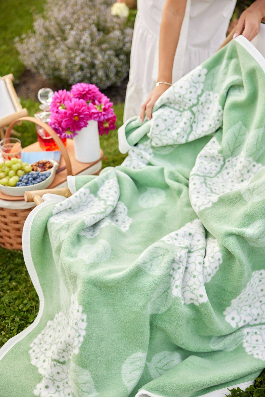 CHAPPY WRAP Hydrangeas Sage Blanket